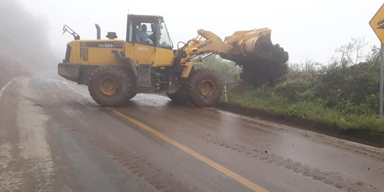 Permanente labor de limpieza de deslizamientos por parte del MTOP.